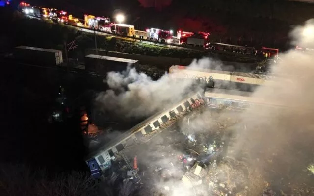 Cel puţin 32 de morţi şi peste 85 de răniţi după ce două trenuri s-au ciocnit în Grecia