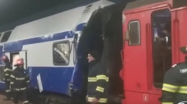 Un mort şi trei răniţi după un accident feroviar. Un tren de călători a fost lovit de o locomotivă scăpată de sub control
