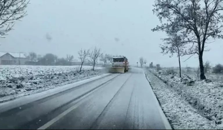 Circulație în condiții de iarnă pe drumurile din județ (video)