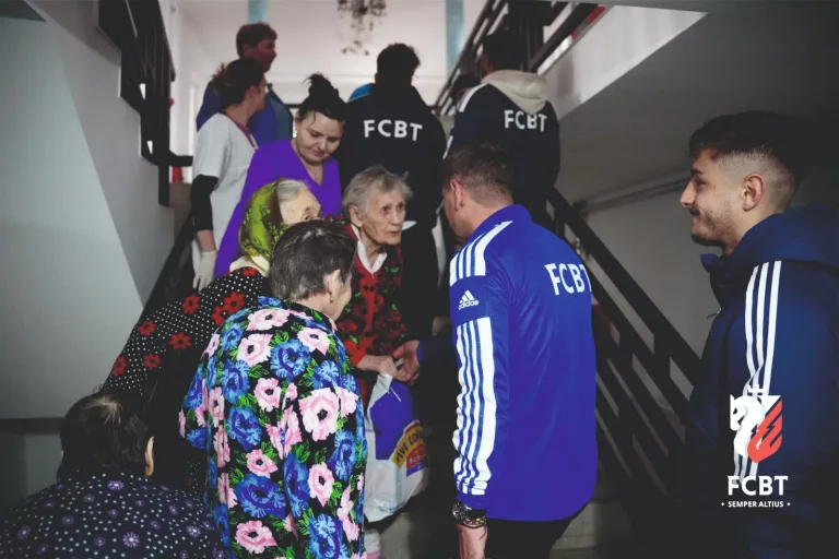 Surpriză pentru vârstnici făcută de FC Botoşani, în prag de Paşte (video)