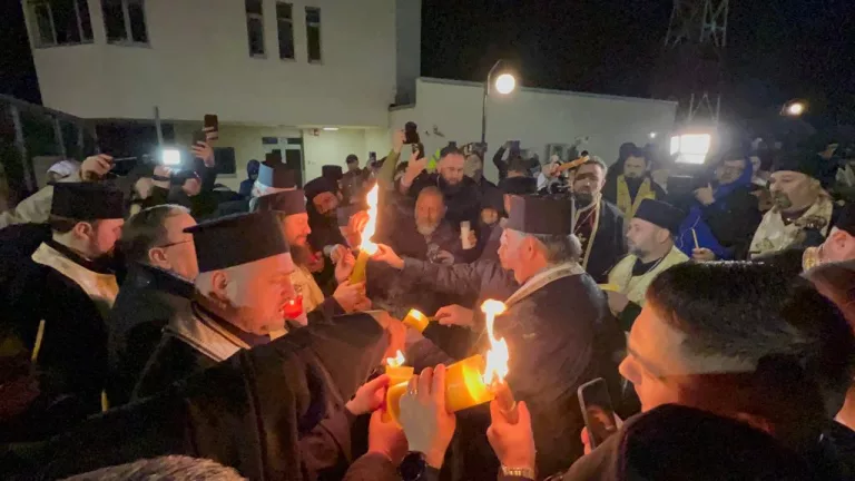 Lumina Sfântă de la Ierusalim a ajuns la Suceava. Aceasta urmează să fie adusă şi la Botoşani (video)
