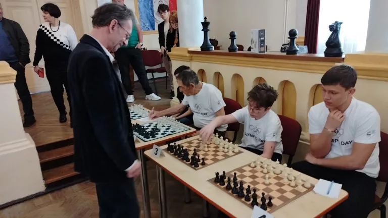 Simultan de șah organizat la A.T Laurian. Maestrul Lupu Mircea Sergiu, emoționat la revederea cu Botoșaniul (video)