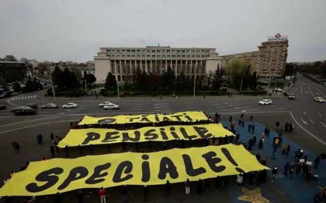 Protest la guvern: banner de 30 de metri cu mesajul ”Tăiați pensiile speciale”
