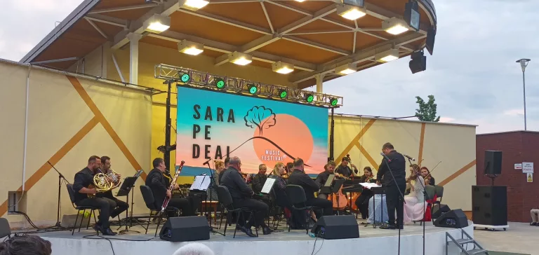 Sute de botoșăneni la ultima seară a Festivalului de muzică ,,Sara pe deal” (video)