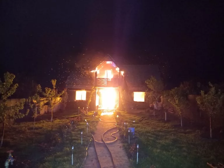 Explozie urmată de un incendiu la Prăjeni. O familie a rămas fără casă