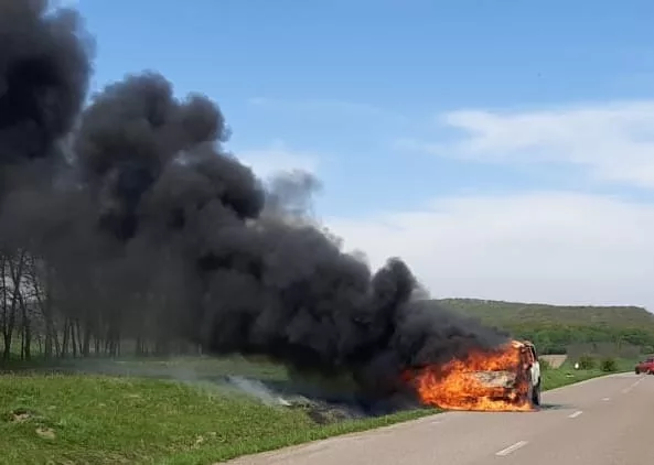 Microbuz în flăcări pe un drum din județ (VIDEO)