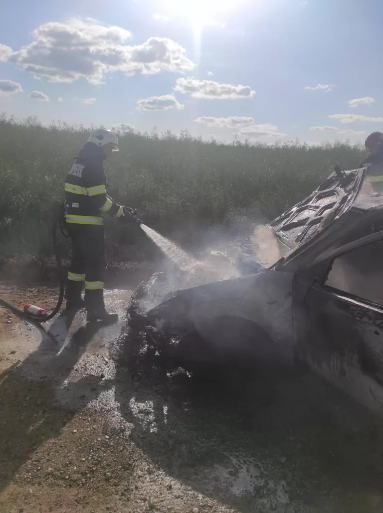 Mașină cuprinsă de flăcări în apropiere de Botoșani. Mai mulți săteni i-au sărit şoferului în ajutor, dar fără succes