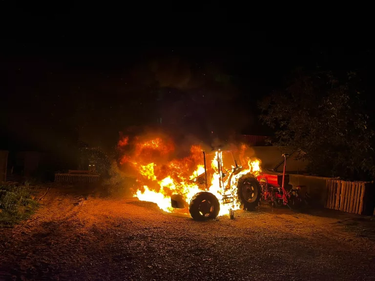 Tractor distrus în totalitate în urma unui incendiu (video)