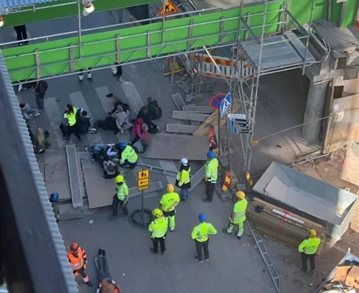 Un pod pietonal s-a prăbușit în Finlanda. Cel puțin 27 de oameni, printre care și copii, au fost răniți