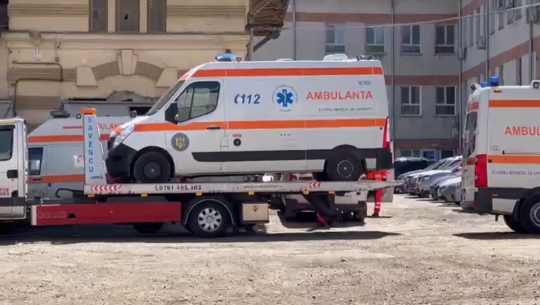 Uneori şi ambulanţele au nevoie să fie salvate.