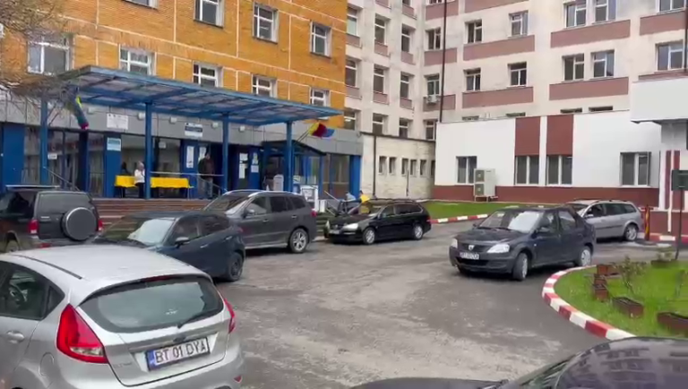 Parcarea de la spital după ce pe stradă e cu plată.