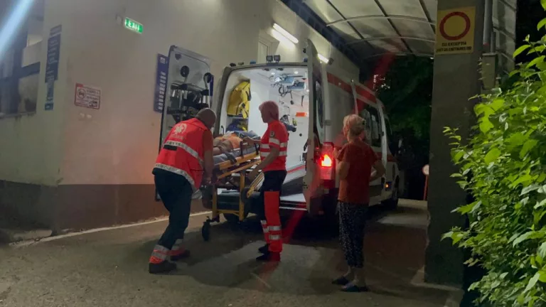 Copil ajuns la spital după ce a fost accidentat de un şofer începător (video)