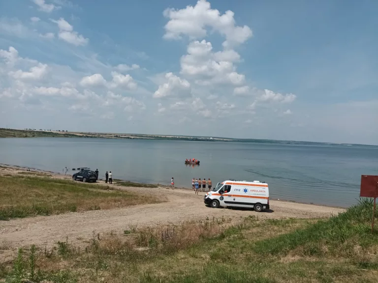Bărbat dispărut în apă la Stânca-Costeşti. Pompierii îl caută cu bărcile (video)