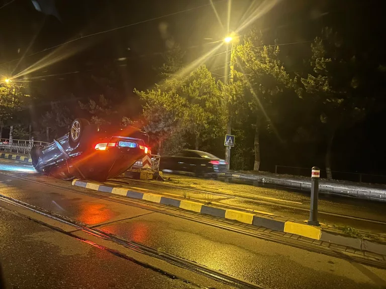 BMW cu roțile în sus pe o stradă din oraș (video)