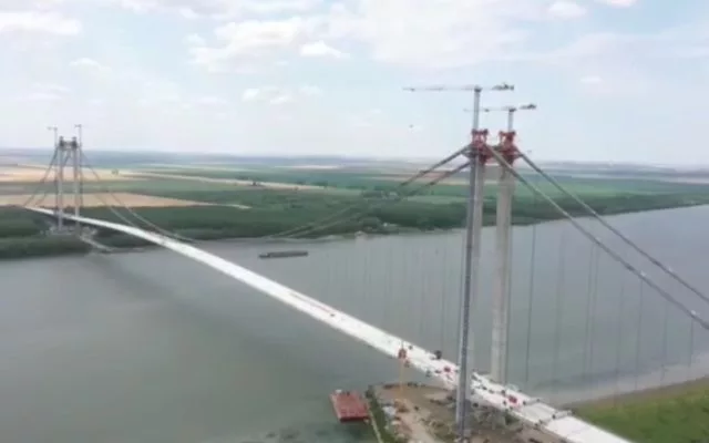 Podul suspendat de la Brăila inaugurat cu fast de politicieni