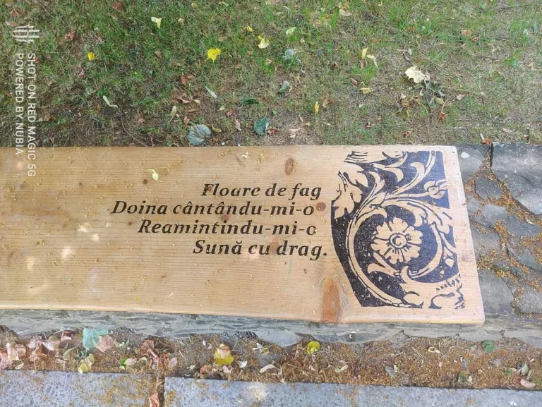 Bănci cu poezie instalate la Memorialul Ipotești