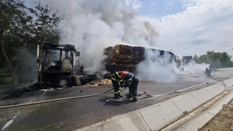 Alertă maximă! Camion în flăcări la marginea orașului (video)