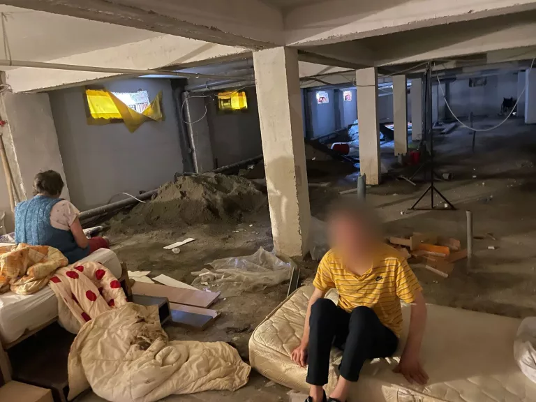 Oameni descoperiţi ascunşi într-un susbsol la un azil din Mureş. Stăteau încuiaţi pe saltele murdare printre grămezi de moloz