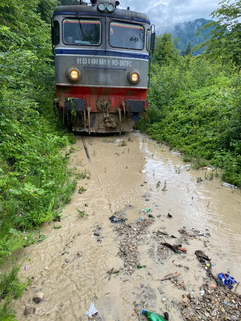 Tren cu sute de călători, blocat de o alunecare de teren în județul Suceava. Printre pasageri se află și botoșăneni (video)