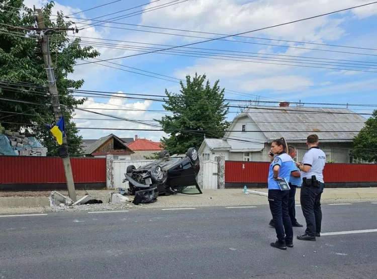 Mașină cu botoșăneni dată peste cap la Dumbrăveni