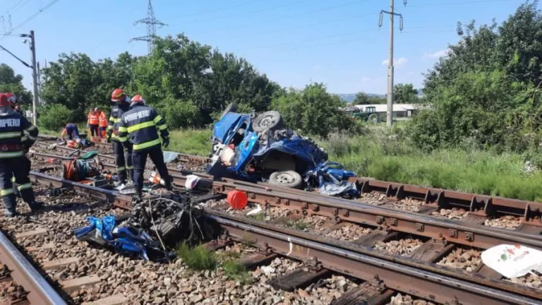 Tren cu botoşăneni implicat într-un accident cumplit. Doi adulţi şi doi copii au murit pe loc (video)