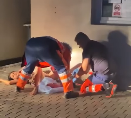 Femeie lăsată să nască pe trotuar în poarta spitalului (video)