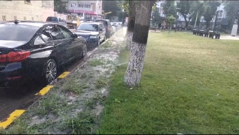 Ce criză de apă? La noi aspersoarele merg imediat după ploaie. Şi spală şi maşinile parcate la stradă.