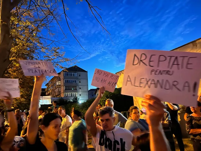 „Vrem dreptate pentru Alexandra!” Sute de oameni au venit în fața Maternității pentru a-și striga frustrarea după moartea tinerei mămici (video)