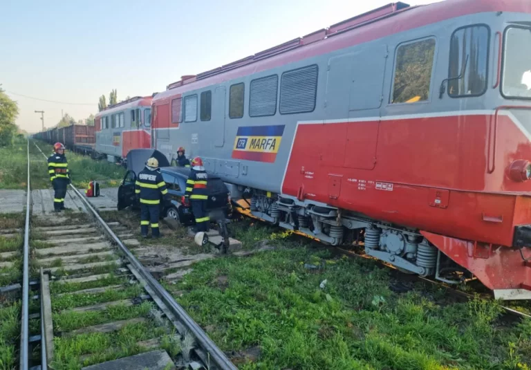 Accident cu două victime la Suceava. Un tren de marfă a lovit violent o mașină