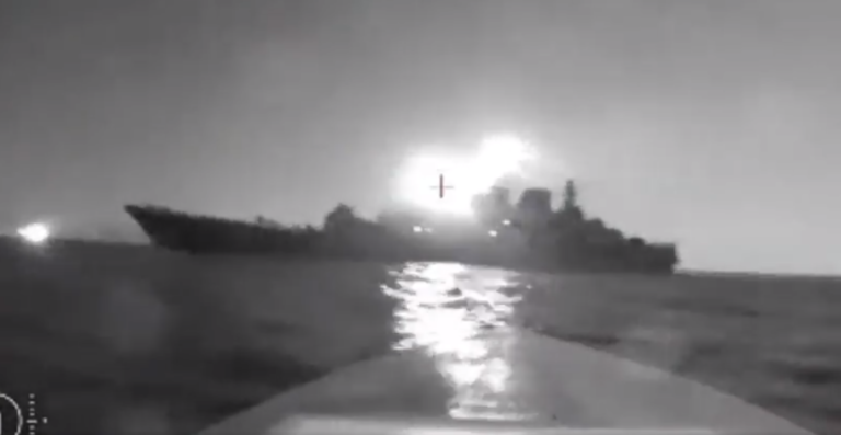 Navă rusă de război avariată grav într-un atac ucrainean cu drone