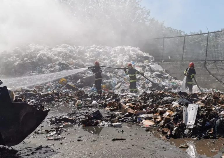 Incendiu uriaș într-o stație de sortare a deșeurilor. Adăpost de animale salvat de pompieri