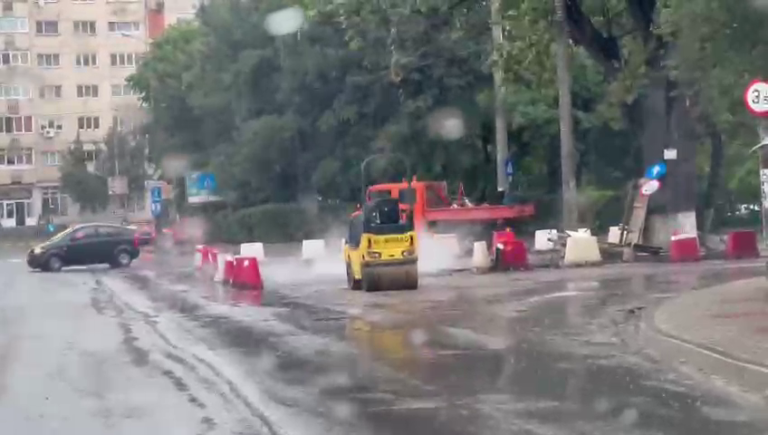 Există materiale pentru asfaltare pe timp de ploaie. Rămâne să vedem  dacă le și folosesc.