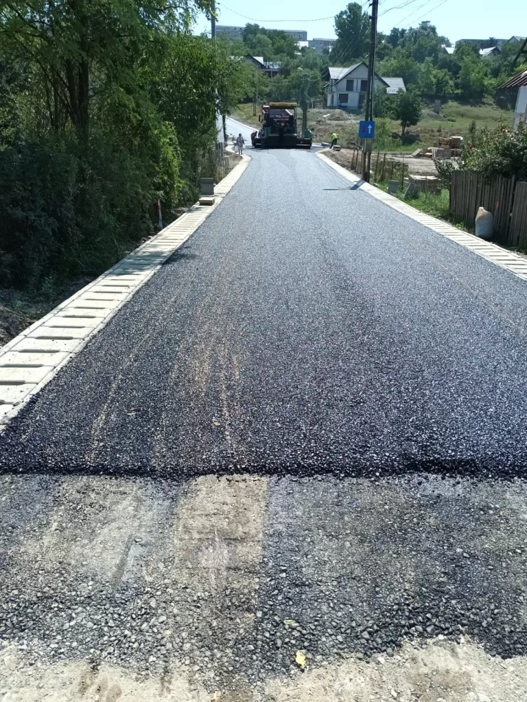 Covor asfaltic pe o stradă de periferie a municipiului Botoșani
