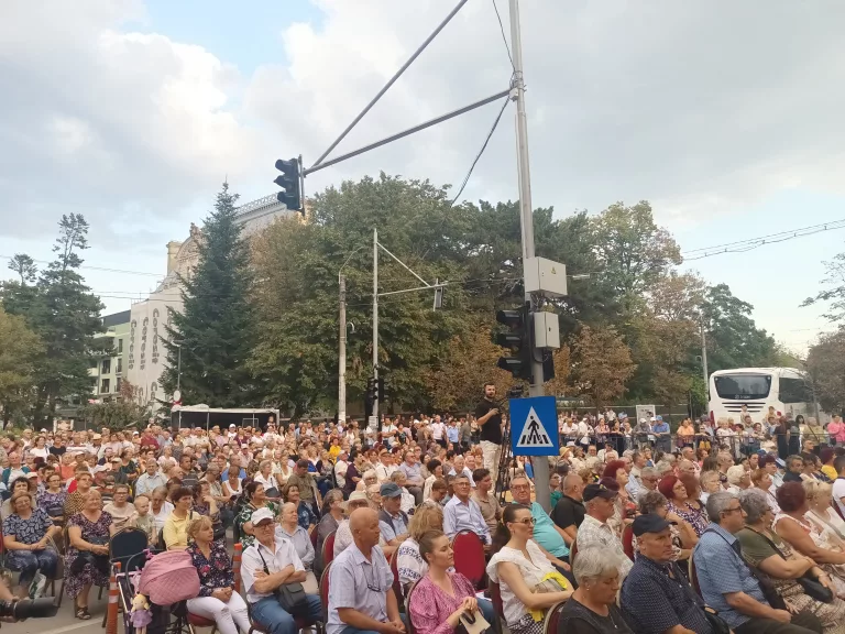 MONITORUL VIDEO:  A început Festivalul Național de Folclor ,,Ioan Cobâlă” cu sute de oameni în stradă