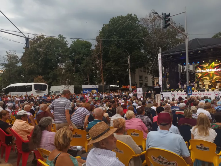 Ploaie înfruntată de sute de botoșăneni în prima seară a Festivalului ,,Ioan Cobâlă” (video)