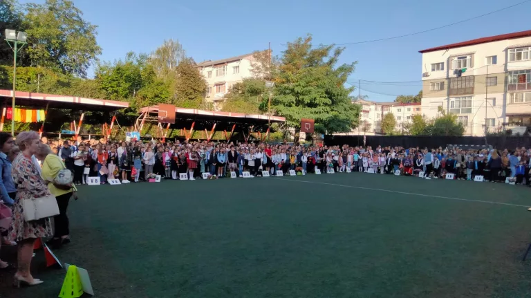 An şcolar început cu emoţii la Botoşani (video)