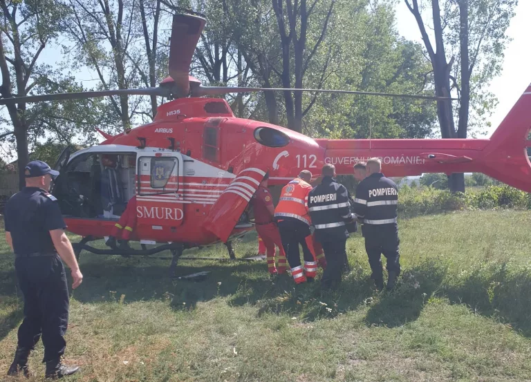 Elicopter chemat la Botoşani pentru un bătrân în stare gravă (video)