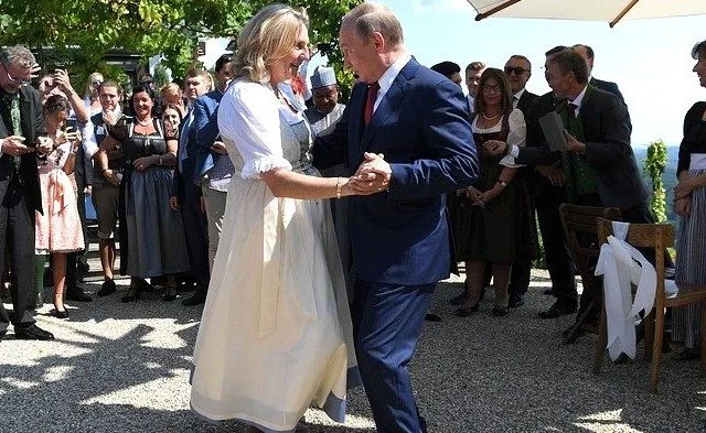 Fosta şefă a diplomaţiei austriece s-a mutat lângă Putin