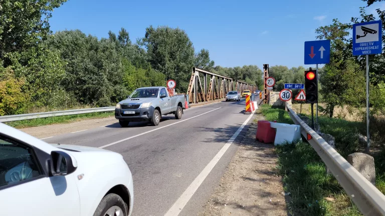 Podul de peste Siret, de pe un drum național care leagă județele Botoșani și Suceava, se rupe în bucăți (video)