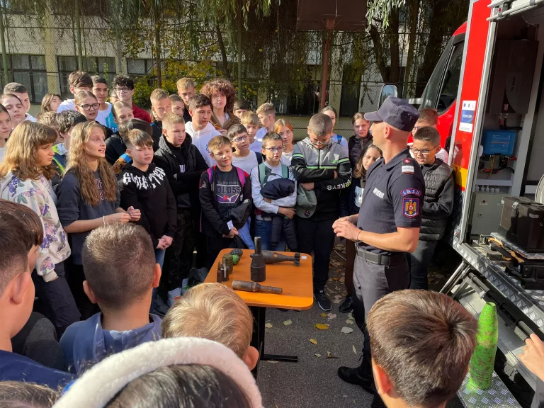 Tainele meseriei de pompier explicate pentru mii de copii
