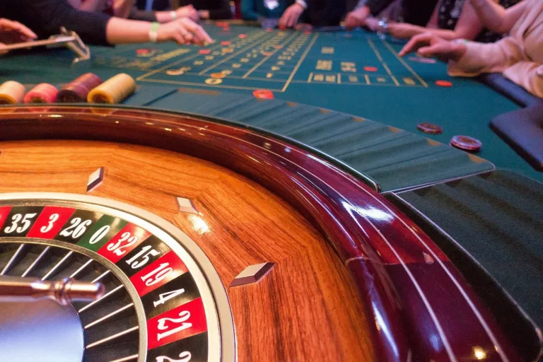 Cresc taxele pe jocurile de noroc. Care sunt tarifele pentru Loto, poker, bingo și păcănele
