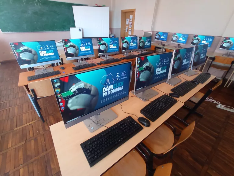 Patru școli botoșănene vor primi 40 de calculatoare prin programul ,,Dăm Click pe România”