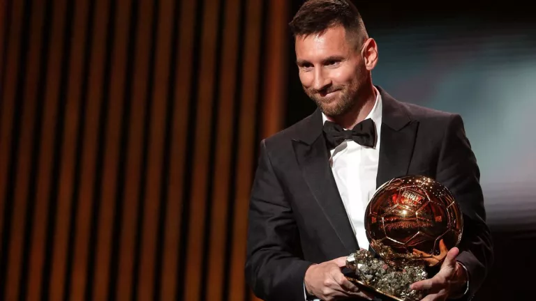 Lionel Messi, primul fotbalist din lume care câștigă pentru a opta oară „Balonul de Aur”