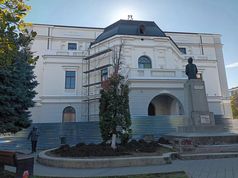 Municipalitatea este la un pas de a pierde a doua finanţare pentru Teatrul Eminescu. Care este noul termen pentru finalizarea lucrărilor (video)