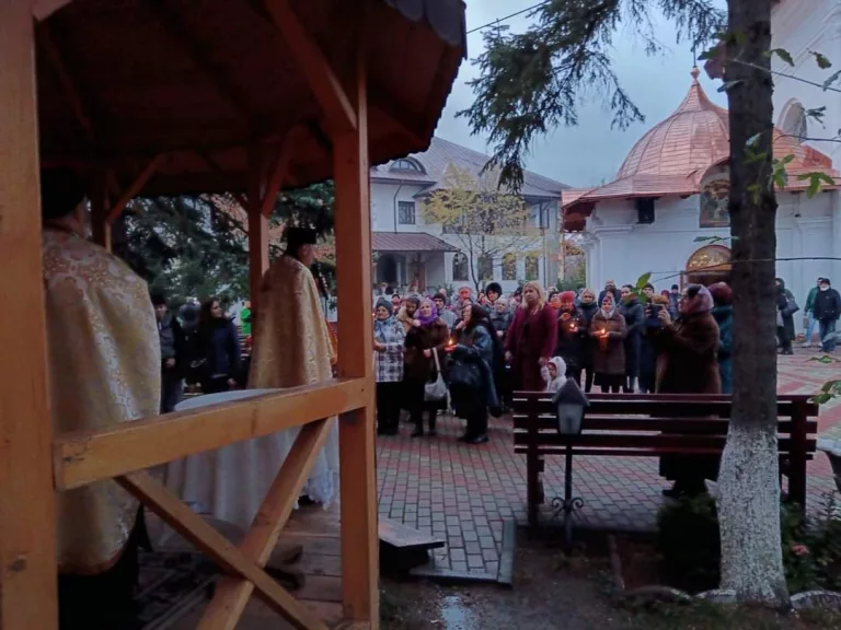 Zeci de enoriași prezenți la Procesiunea cu Sfintele Moaște de la Biserica Vovidenia (video)