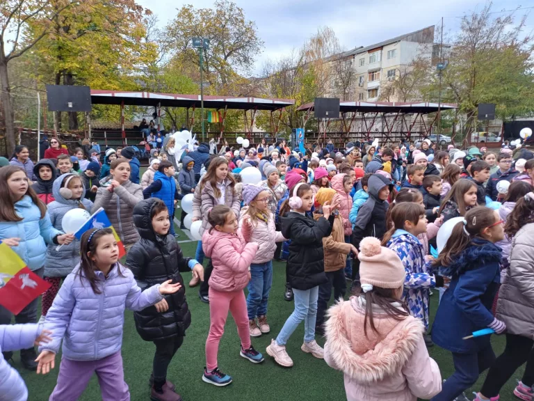 Pace elogiată prin muzică şi dans de elevii de la Școala „Grigore Antipa” (video)