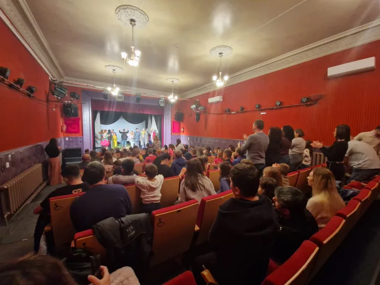 Premieră cu sala plină la Teatrul Vasilache (video)