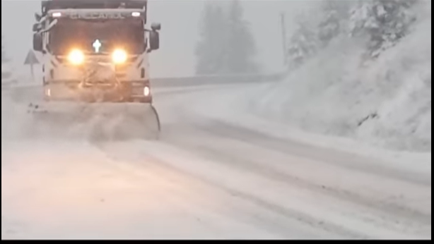 Avertizare pentru şoferi! Maşini blocate din cauza zăpezii la Suceava (video)