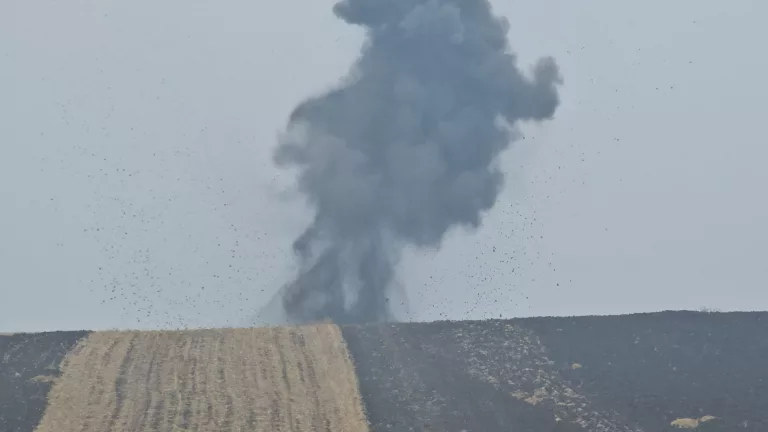 Explozie controlată în apropiere de Ripiceni! Bombă de aviație detonată pe un câmp (VIDEO)