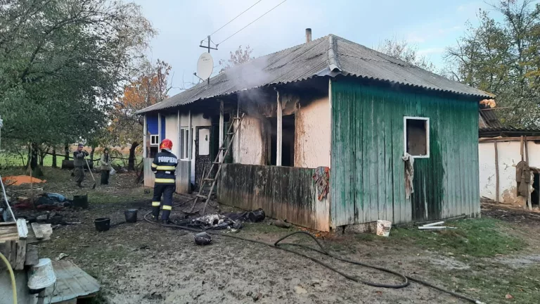 Incendiu în Comănești. Bărbat transportat la spital cu arsuri grave